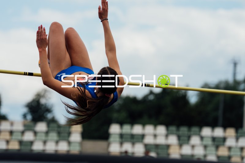 Hochsprung-Athletin Weise beim Fosbury-Flop im Heinz-Steyer-Stadion Dresden