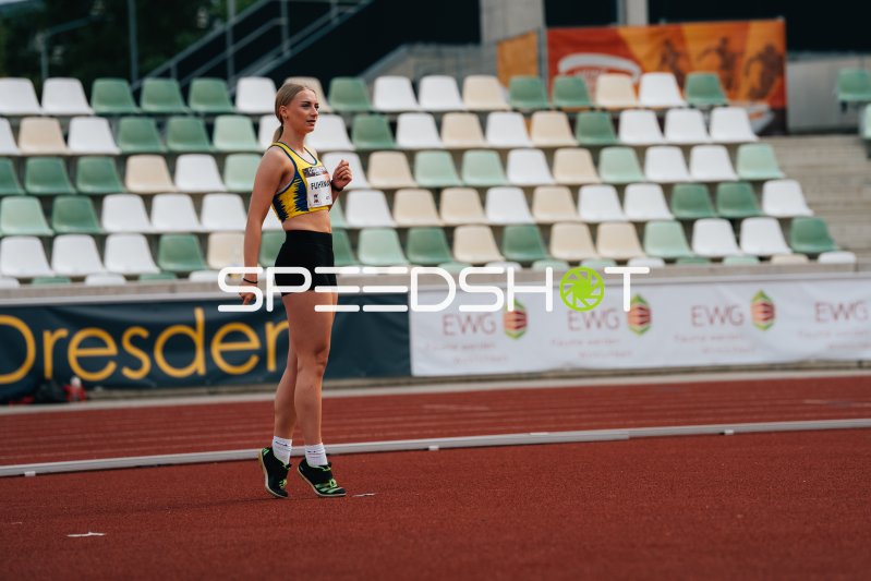 Athletin Fuhrmann auf der Tartanbahn im Heinz-Steyer-Stadion Dresden