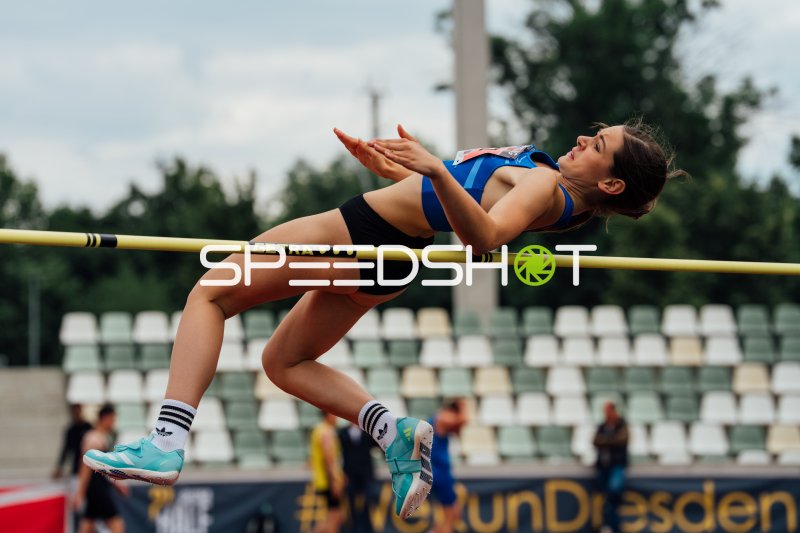 Hochspringerin Opitz Enna beim Fosbury-Flop im Heinz-Steyer-Stadion Dresden