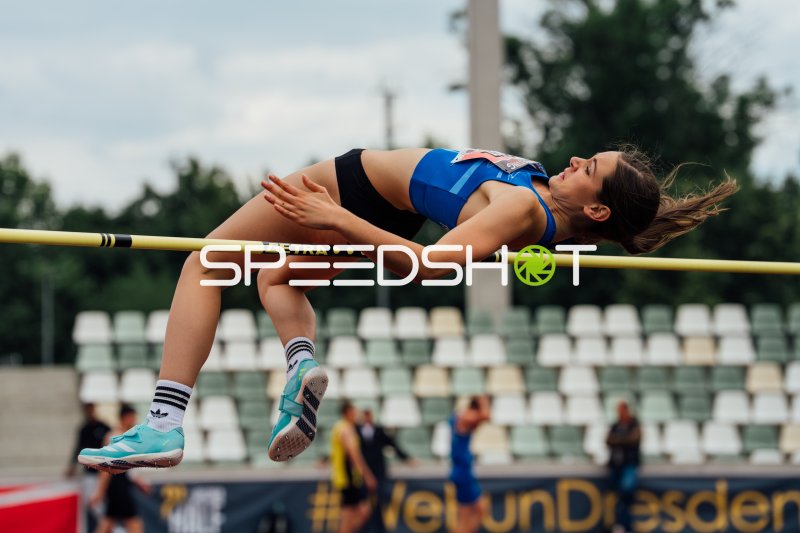 Hochspringerin Opitz Enna beim Fosbury-Flop im Heinz-Steyer-Stadion Dresden