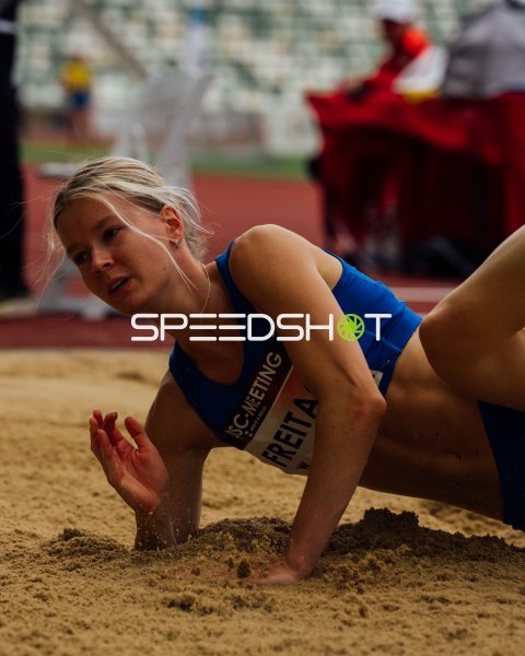 Athletin Freitag landet im Sand beim Weitsprung in Dresden