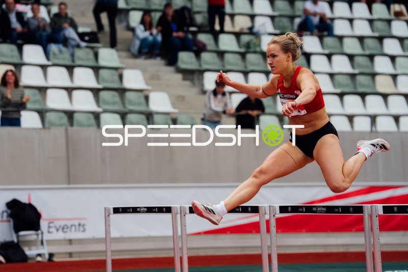 Athletin beim Hürdenlauf beim DSC-Meeting in Dresden