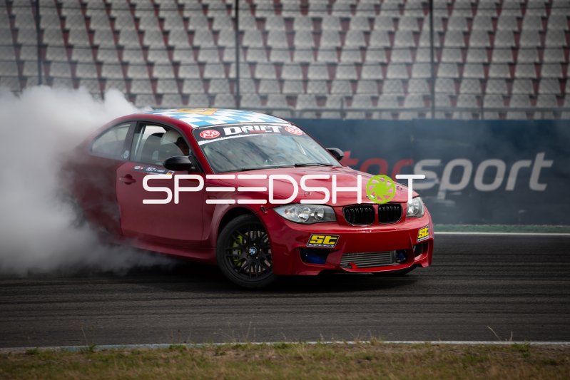 BMW 1M Coupé beim AVD Drift mit starker Rauchentwicklung