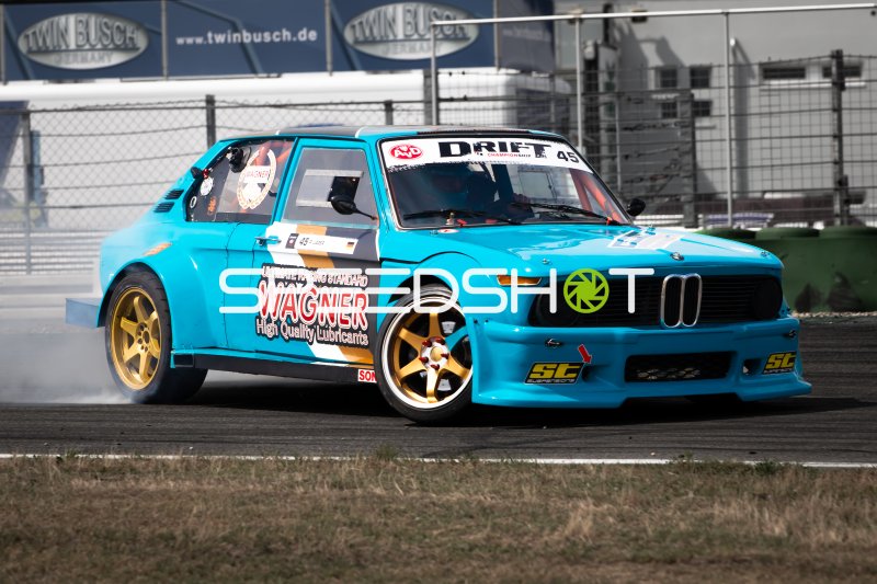 BMW E30 #45 beim AVD Drift Championship im Drift-Manöver