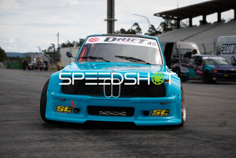 BMW 2002 #45 beim AvD Drift Championship auf der Rennstrecke