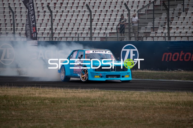 BMW E30 #45 driftet mit starker Rauchentwicklung auf der Rennstrecke