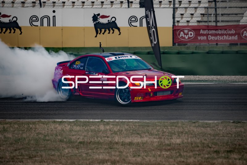BMW E46 #94 beim Drift mit starker Rauchentwicklung auf der Rennstrecke