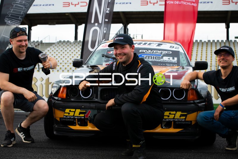 BMW E36 #92 von Fabien Schneider (Beat of Garage) mit Team bei Siegerehrung
