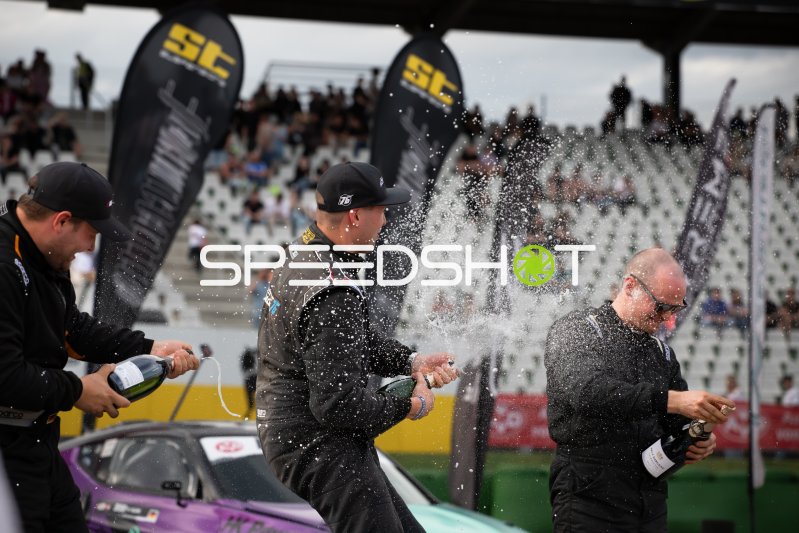 Champagner-Dusche bei der Siegerehrung im Drift-Sport