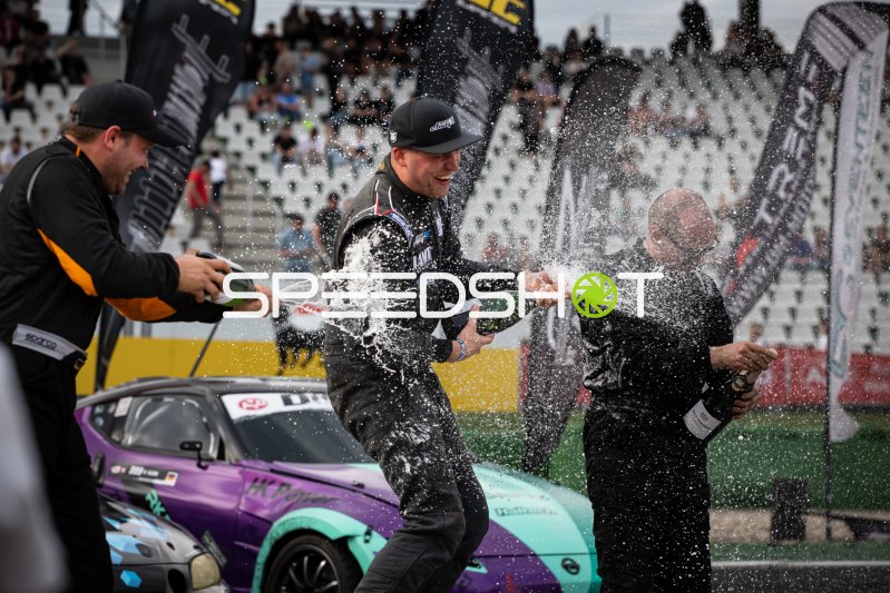 Champagnerdusche bei der Siegerehrung im Drift-Sport