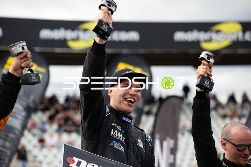 Siegerehrung beim AVD Drift Ring – Fahrer jubelt mit Pokal