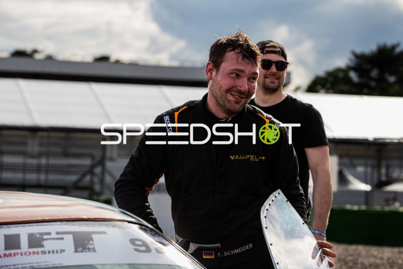 Fabien Schneider (Beat of Garage) am Fahrzeug im Fahrerlager
