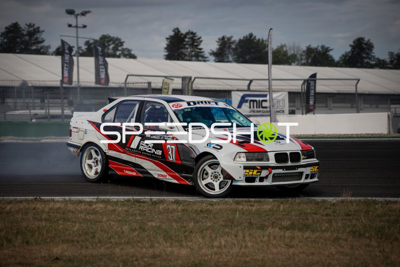 BMW E36 #37 von Daniel Ihlenfeld (ACR Racing Driftteam) beim Drift am Hockenheimring