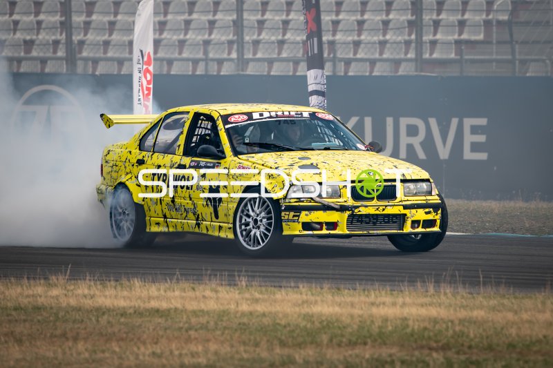 BMW E36 #745 driftet mit Reifenrauch am Hockenheimring