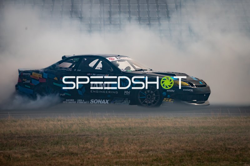 Drift-Fahrzeug #76 mit IAMT Engineering im Rauch am Hockenheimring