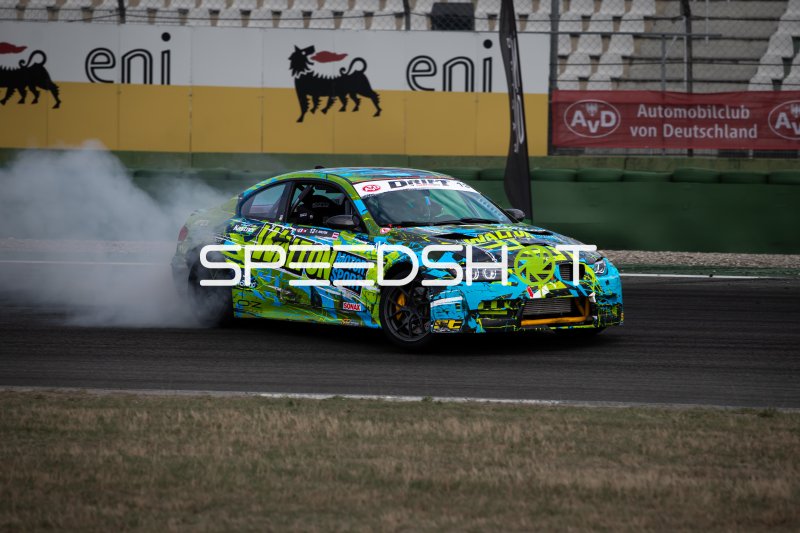 BMW E92 #13 von Oliver Walton (Walton Motorsport) driftet am Hockenheimring