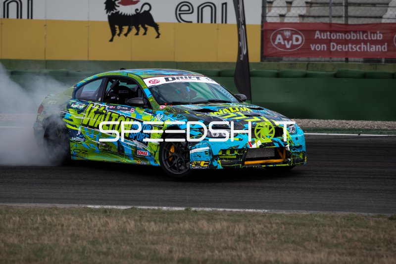 BMW E92 #13 von Oliver Walton (Walton Motorsport) driftet am Hockenheimring