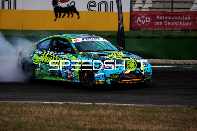 BMW E92 #13 von Oliver Walton (Walton Motorsport) driftet am Hockenheimring