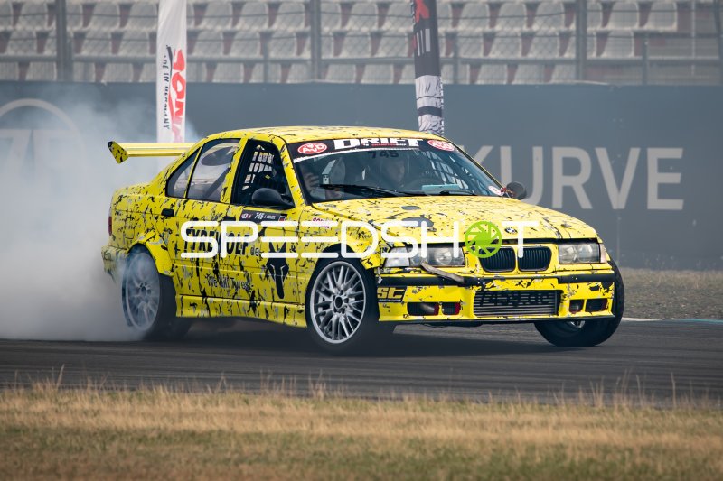 BMW E36 #745 driftet mit Reifenrauch am Hockenheimring