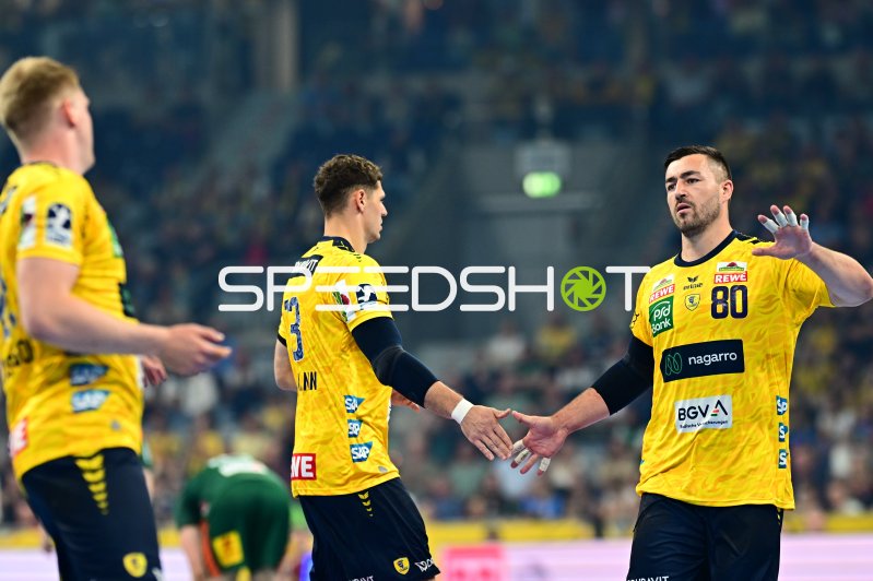Jannik Kohlbacher (#80; Rhein Neckar Löwen) klatscht mit Mitspieler ab