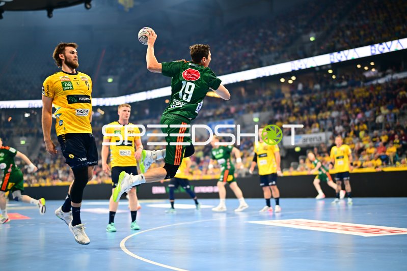 Marius Steinhauser (#19; TSV Hannover Burgdorf) beim Sprungwurf