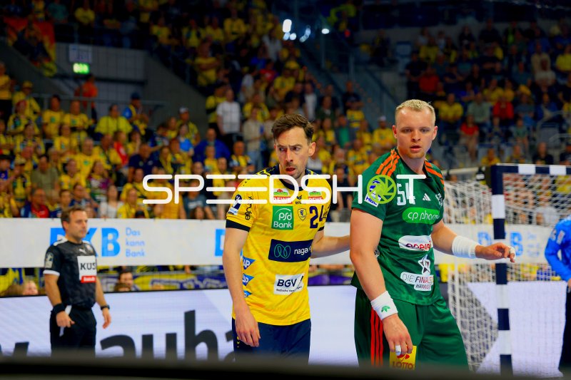 Patrick Groetzki (#24; Rhein Neckar Löwen) und Justus Fischer (#54; TSV Hannover Burgdorf) im Zweikampf