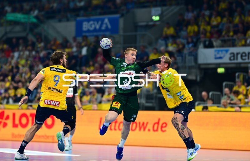 Jonathan Edvardsson (#26; TSV Hannover Burgdorf) im Wurf gegen Rhein Neckar Löwen