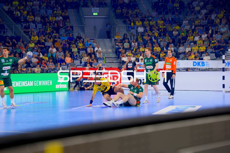 Renars Uscins (#10; TSV Hannover Burgdorf) beim Wurf gegen Rhein Neckar Löwen