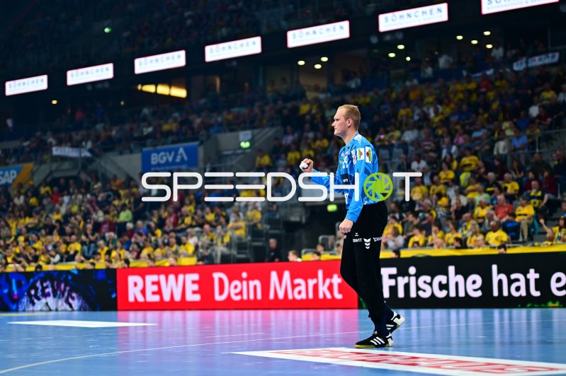 David Späth (#29; Rhein Neckar Löwen) jubelt im Tor
