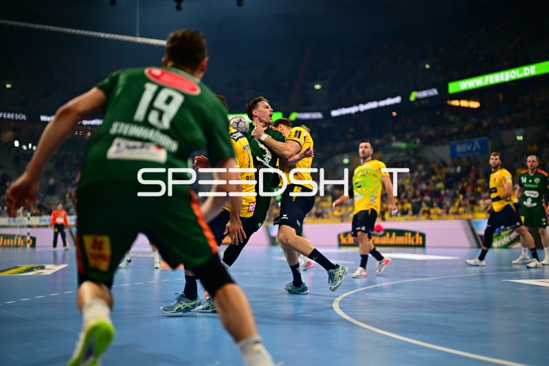 Leif Tissier (#7; TSV Hannover Burgdorf) im Zweikampf gegen Rhein Neckar Löwen