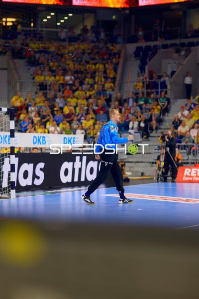 David Späth (#29; Rhein Neckar Löwen) jubelt vor vollem Haus