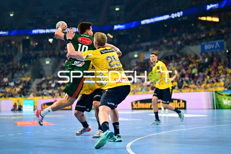 Renars Uscins (#10; TSV Hannover-Burgdorf) im Wurf gegen Haukur Thrastarson (#25; Rhein Neckar Löwen)