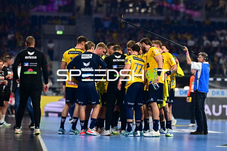 Tim Nothdurft (#8; Rhein Neckar Löwen) in Mannschaftsbesprechung beim Timeout