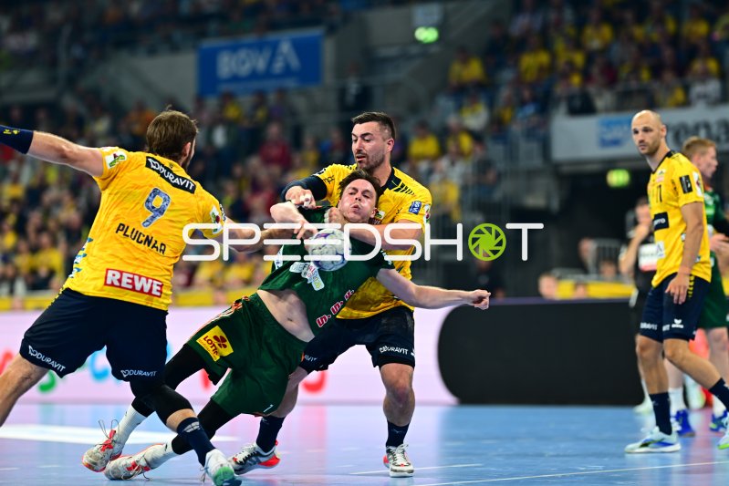 Jannik Kohlbacher (#80; Rhein Neckar Löwen) im Zweikampf gegen TSV Hannover Burgdorf