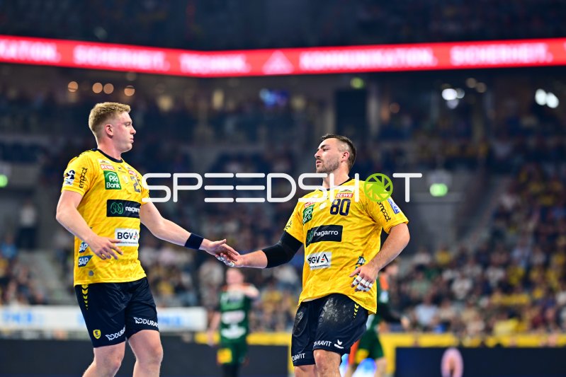 Jannik Kohlbacher (#80; Rhein Neckar Löwen) und Teamkollege im Spiel