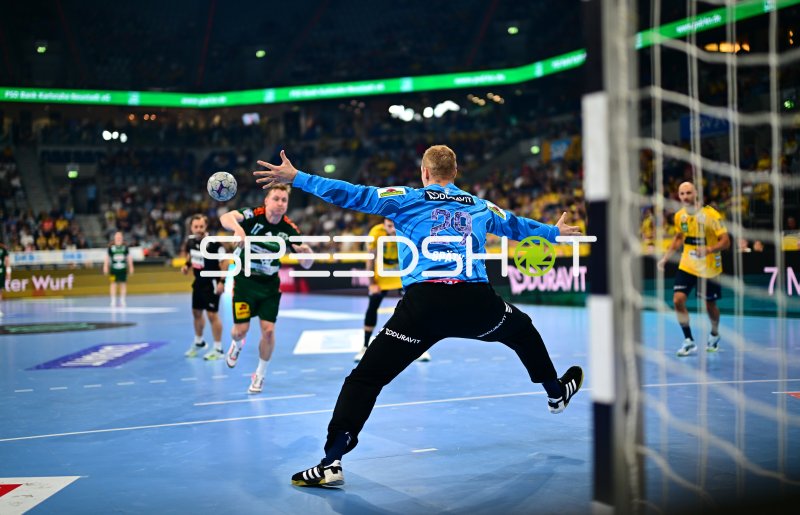 David Späth (#29; Rhein Neckar Löwen) pariert Wurf von Leif Tissier (#7; TSV Hannover-Burgdorf)