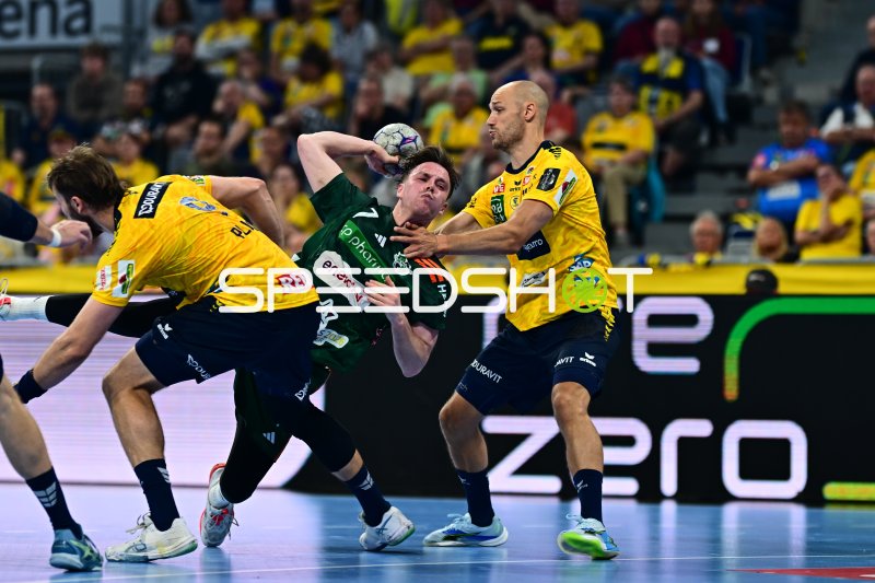 Lukas Sandell (#11; Rhein Neckar Löwen) blockt Wurf von Leif Tissier (#7; TSV Hannover-Burgdorf)