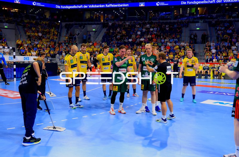 Spielunterbrechung: Kohlbacher, Fischer, Tissier und Heymann im Gespräch mit Schiedsrichter