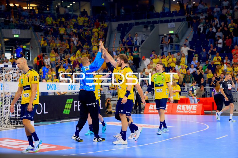 Steven Plucnar Jacobsen (#9; Rhein Neckar Löwen) feiert mit Torwart