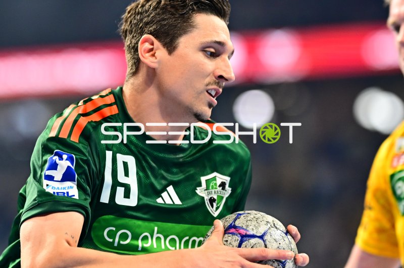 Marius Steinhauser (#19; TSV Hannover Burgdorf) mit Ball im Angriff
