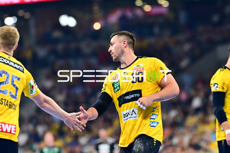Jannik Kohlbacher (#80; Rhein Neckar Löwen) beim Abklatschen mit Teamkollege
