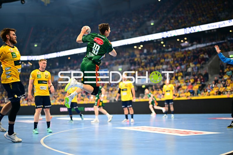 Marius Steinhauser (#19; TSV Hannover Burgdorf) beim Sprungwurf gegen Rhein Neckar Löwen