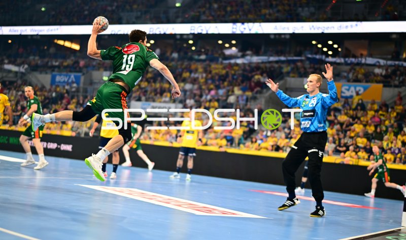 Marius Steinhauser (#19; TSV Hannover-Burgdorf) beim Sprungwurf gegen David Späth (#29; Rhein Neckar Löwen)