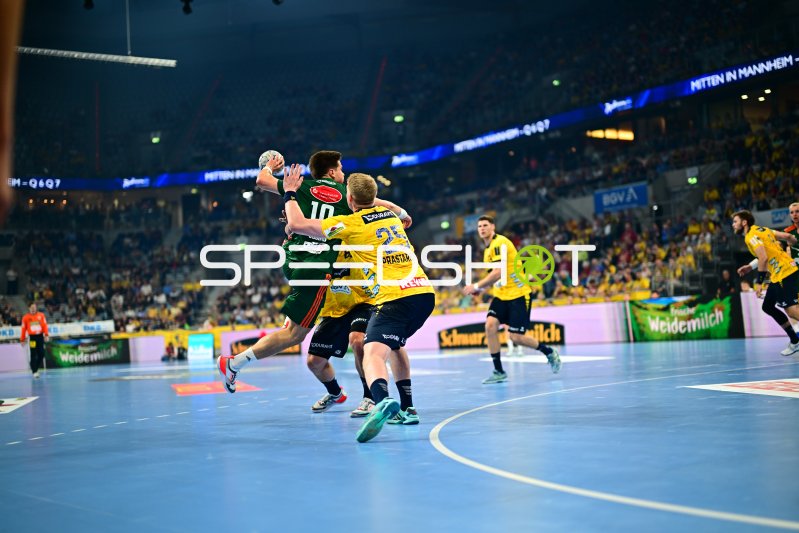 Renars Uscins (#10; TSV Hannover Burgdorf) im Wurf gegen Haukur Thrastarson (#25; Rhein Neckar Löwen)