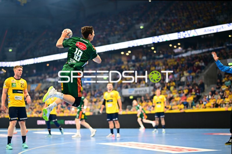 Marius Steinhauser (#19; TSV Hannover Burgdorf) beim Sprungwurf