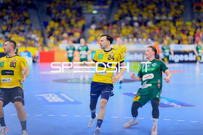 Patrick Groetzki (#24; Rhein Neckar Löwen) im Zweikampf mit Leif Tissier (#7; TSV Hannover Burgdorf)