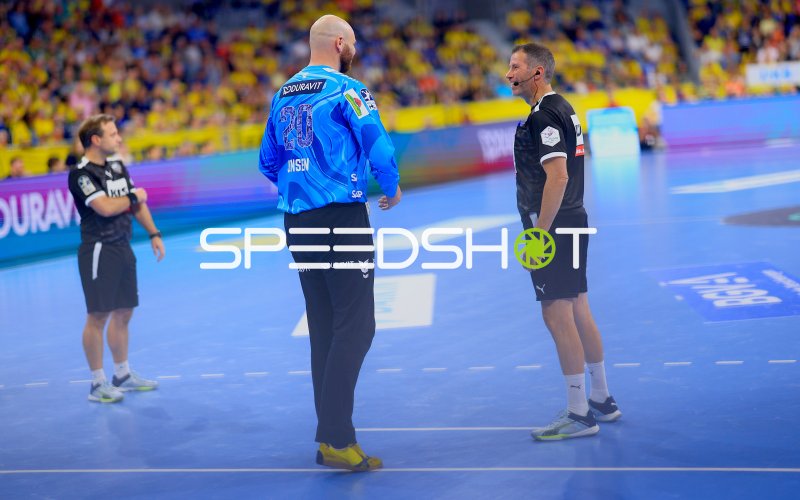 Mike Jensen (#20; Rhein Neckar Löwen) im Gespräch mit Schiedsrichter