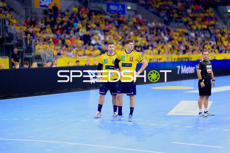 Jannik Kohlbacher (#80; Rhein Neckar Löwen) und Sebastian Heymann (#13; Rhein Neckar Löwen) bei Spielunterbrechung