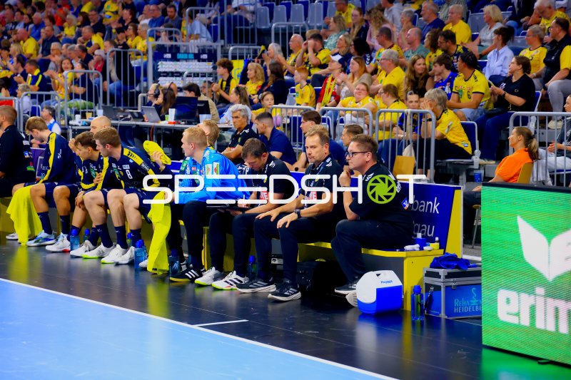 David Späth (#29; Rhein Neckar Löwen) auf der Trainerbank