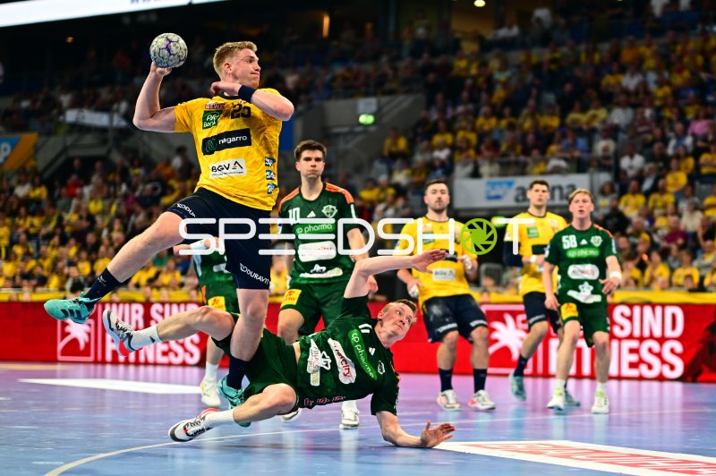 Haukur Thrastarson (#25; Rhein Neckar Löwen) springt zum Wurf über TSV-Verteidiger